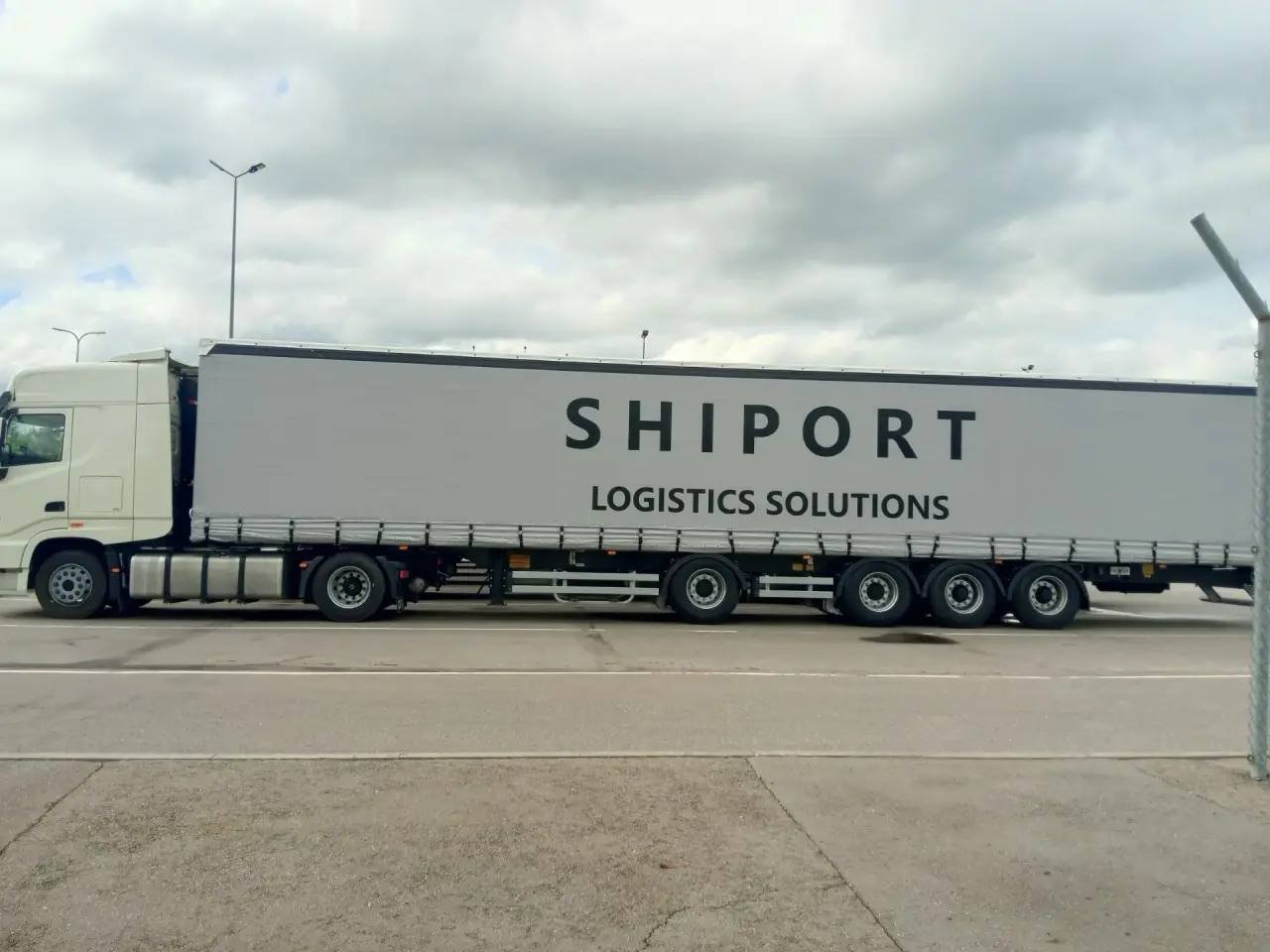 Shiport truck — international road freight